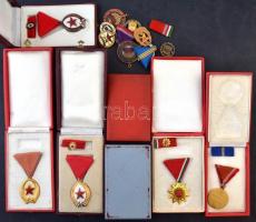 Vegyes: nagyobb doboznyi szocialista kitüntetés, kitűző és jelvény tétel, benne több a "Munka É...