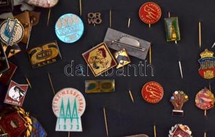 Vegyes: jelvény és kitűző tétel, nagyrészt magyar, kevés külföldivel a szocialista korszakból T:vegy...