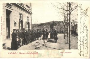 Marosvásárhely, Targu Mures; Wachgebäude / Őrség felváltása a laktanyában. Petróczy G. kiadása 1905. / change of the guards in the K.u.K. military barracks (r)