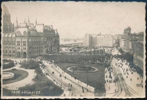 1918 Budapest, tömeg a Parlamentnél az őszirózsás forradalom idején (okt. 27.), fotó, hátulján feliratozva, 11,5×17 cm