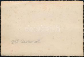 1918 Budapest, tömeg a Parlamentnél az őszirózsás forradalom idején (okt. 27.), fotó, hátulján felir...