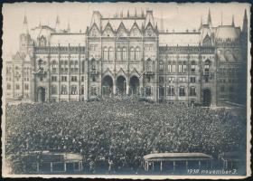 1918 Budapest, tömeg a Parlamentnél november 3-án, fotó, hátulján feliratozva, 11,5×17 cm