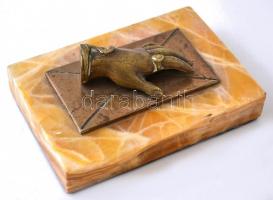 Réz kézfej levélborítékkal , márvány talapzaton, 10,5×6 cm