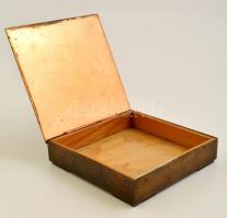 Kopcsányi Ottó (1933-): "Lovagi" doboz, réz fa betéttel, jelzett, 13,5x13,5x2,5 cm
