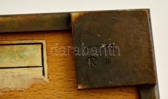 Kopcsányi Ottó (1933-): "Lovagi" doboz, réz fa betéttel, jelzett, 13,5x13,5x2,5 cm