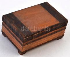 Vegyes szocialista jelvény és kitűző tétel fa dobozkában T:vegyes