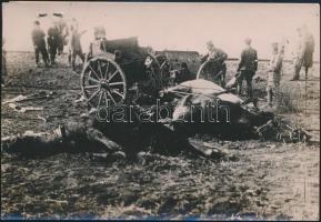 1913 Balkáni háború, bolgár katonák, korabeli sajtófotó hozzátűzött szöveggel, 12x16 cm / Balkan war. Bulgarian soldiers, press photo, 12x16 cm