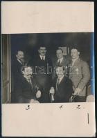 1914 Asperni légibaleset pilótái. Korabeli sajtófotó hozzátűzött szöveggel, 12x16 cm / Plane pilots of the Aspern plane accident press photo, 12x16 cm