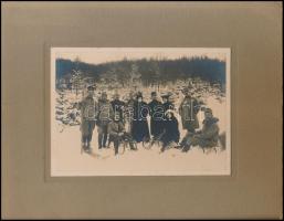 cca 1910-1920 Szánkózó társaság, közte katonák, kartonra kasírozott fotó, 11,5×16,5 cm