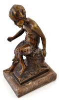 Jelzés nélkül: Ülő kisfiú és a pillangó. Bronz, márvány talapzaton, m:12,5 cm