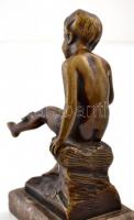 Jelzés nélkül: Ülő kisfiú és a pillangó. Bronz, márvány talapzaton, m:12,5 cm