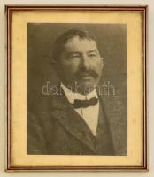 cca 1923 Herz Mór (1859-1921) nagykereskedő portréja, fotó, üvegezett fa keretben, hátoldalán az évfordulós (Jahrzeit) táblával, 23×17,5 cm