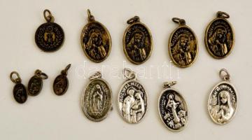 12 db Szűz Máriát és más szenteket ábrázoló kisméretű bizsu medál