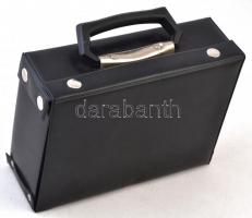 Fekete bőrönd 7db básrony érmetartó tálcával klf méretű érmék tárolására, összesen 228 férőhellyel