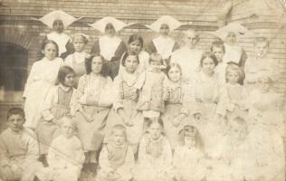 76 db régi motívumlap: üdvözlőlapok, színészek, művészlapok (Stengel is), állatok, uralkodók, stb. k...