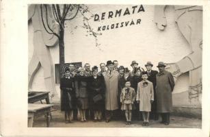 Kolozsvár, Cluj; Dermata bőrgyári alkalmazottak csoportképe darutollas fiúkkal / employees of the Dermata tannery, boys with crane feathers. photo