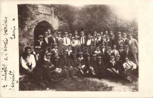 Déva, Deva; Érettségi banketten készült csoportkép a dévai várban a Dávid Ferenc emlékfülkénél, néhányan cserkész egyenruhában / graduation banquet group photo at the Deva castle's Franz David memorial booth, some of them in scout uniforms. photo