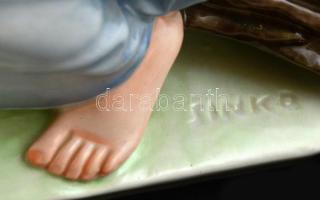 Zsolnay rőzsén ülő asszony (Sinkó András), kézzel festett, jelzett, hibátlan, m:26 cm, h:25 cm