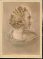 cca 1930 Színezett női porté, kartonra kasírozott fotó, jelzés nélkül, 22×16 cm