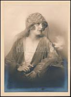 cca 1920-1930 Hölgy műtermi portréja, kartonra kasírozott fotó Rozgonyi műterméből, matricával jelzett, 23×17 cm