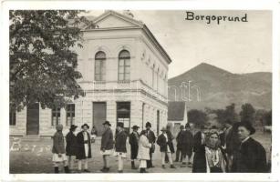 1943 Borgóprund, Prundu Bargaului; Városi szálloda, falubeliek / hotel, villagers. photo (EK)