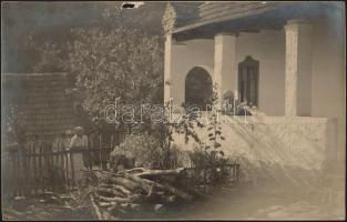 Balogh Rudolf (1879-1944): Terefere, parasztház menyecskékkel, jelzés nélküli fotó, sérüléssel, 25×39,5 cm