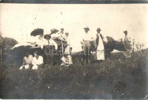 1914 Ménes, Minis; kirándulók csoportképe ökrös szekérrel aratáskor, férfi távcsővel a nyakában / hikers group picture with ox cart and harvesters, man with binoculars. photo (EK)