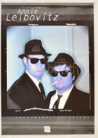 1998 Annie Leibovitz fényképek/photographs, Dan Ackroyd és John Belushi arcképével (Blues Brothers), Bp. Ludwig Múzeum, a hátoldalán magyar és angol nyelvű ismertetővel, 41x29 cm.