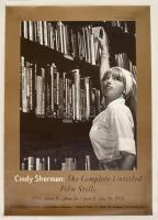 1998 Cindy Sherman: The complete Untitled Film Stills, kiállítási plakát, Bp., Kortárs Művészeti Múzeum-Ludwig Múzeum, a hátoldalán magyar és angol nyelvű ismertetővel, 42x29 cm