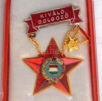 Egy doboznyi "Kiváló Dolgozó" és "Felszabadulási Jubileumi Emlékérem", mind ered...