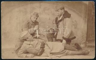 cca 1910 Bajtársak egymás között, humoros katonai fotó, 8,5×14 cm