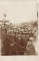 Pozsony, Pressburg, Bratislava; cserkészek a kikötőben / scouts at the port. photo (fl)