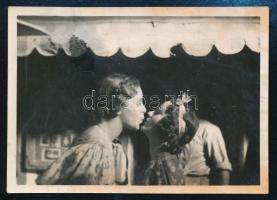 cca 1930 Leszbikusok anno (?), fotó, foltos, 6×8,5 cm