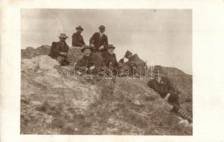 1908 Cerná Hora, kirándulók a hegycsúcson / hikers at the mountain peak. photo (EK)