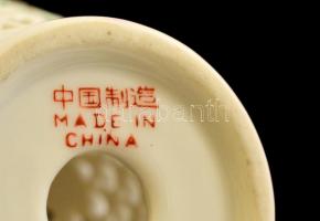 Jelzett kínai áttört váza, kézzel festett, jelzett, hibátlan, m: 16 cm