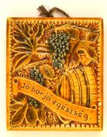Jó bor jó egészség feliratú mázas cserépkályha tégla, falikép, apró lepattanásokkal, 24×21 cm