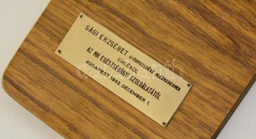 1992 Sági Erzsébet (1931-2017) gyógyszerész alezredes részére készült emléktárgy nyugdíjba vonulása ...