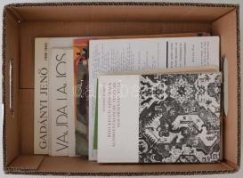 Vegyes művészeti tétel, közte Petőfi Irodalmi Múzeum, szentendreiek, és mások kiállítási katalógusai...