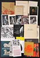 1938-2005 Szépművészeti Múzeum kiállítási katalógusai, 22 db:  Kiállítás Lord Rothermere gyűjteményeiből (1938), Daumier és kortársai (1953), A magyar rézmetszet és rézkarc (1954), Rudnay Gyula (1953), Kupezky és kortársai (1954), Lucas Cranach (1953), Drezdai képtár vendégkiállítása (1959), Antik mozaikok és műkincsek Tunéziából (1974), A francia festészet remekei (1978), Párizsi múzeumok remekművei (1971), Kopt művészet (1980), Antik művészet (1979), Róma születése (1980), Werner Spies: Max Ernst grafikai életműve (1995), Endre Nemes (1973, Gino Galli (1974), Alfred Manessier (1993), Német expresszionista grafikák (1994), XX. századi művészet (1975), Corneille visszatér (2002), A fáraók után- A kopt művészet kincsei Egyiptomból (2005), Harasztiné Dr. Takács Marianna-Szilágyi János György: Műhelytitkok, hamisítványok (1966, 12 p.). Változó állapotban.