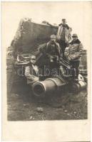 Első világháborús osztrák-magyar katonák talpával feldőlt ágyú mellett / WWI K.u.K. military, soldiers with overturned cannon. photo