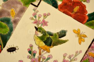 1894 Schütz Cilli falitál, közepén madár és virágok, kézzel festett mázas fajansz, kopott, jelzett, ...