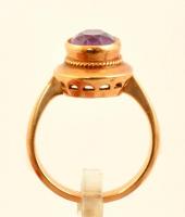 Arany (Au.) 14 K gyűrű csiszolt szintetikus ametiszt kővel, jelzett, bruttó: 4,6 g, méret:54
