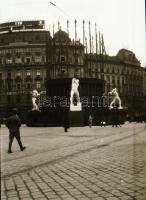 1919 Budapest feliratú tasakban 6 db szabadon felhasználható vintage negatív (tanácsköztársasági óriás szobrok, utcaképek, jelképek), 6,5x4,5 cm