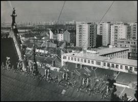 cca 1968 Budapest, X. kerület, kőbányai városképek, épületfotók, utca képek, stb., 21 db vintage negatív (6x6 cm) + 1 db vintage fotó, 18x24 cm