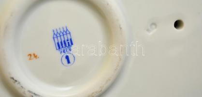 Zsolnay szalonnázó paraszt, kézzel festett, jelzett, hibátlan, m:32 cm, 24×20 cm