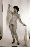 cca 1972 Minden pillanat fontossá vált, szolidan erotikus felvételek, 29 db vintage negatív, 24x36 m...