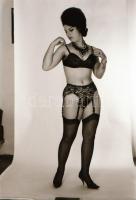 cca 1972 Minden pillanat fontossá vált, szolidan erotikus felvételek, 29 db vintage negatív, 24x36 m...