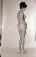 cca 1973 Visszafojtott vágyak, szolidan erotikus felvételek, 30 db vintage negatív, 24x36 mm