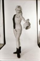 cca 1973 Visszafojtott vágyak, szolidan erotikus felvételek, 30 db vintage negatív, 24x36 mm