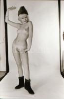 cca 1973 Visszafojtott vágyak, szolidan erotikus felvételek, 30 db vintage negatív, 24x36 mm